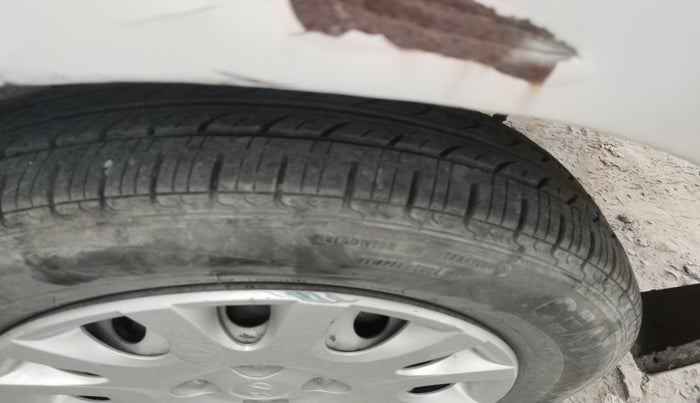 2017 Hyundai Xcent E, Petrol, Manual, 1,55,627 km, tyre