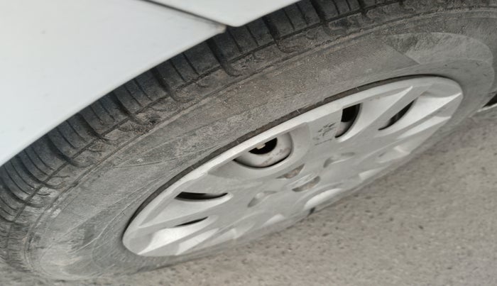 2017 Hyundai Xcent E, Petrol, Manual, 1,55,627 km, tyre