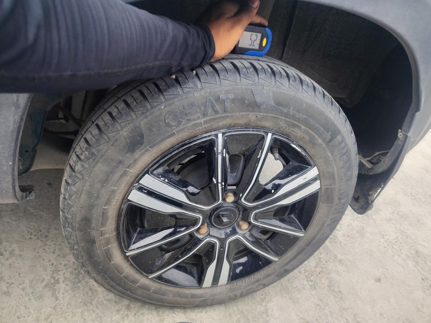 2022 Renault Kwid CLIMBER 1.0 AMT (O), Petrol, Automatic, 32,450 km, tyre