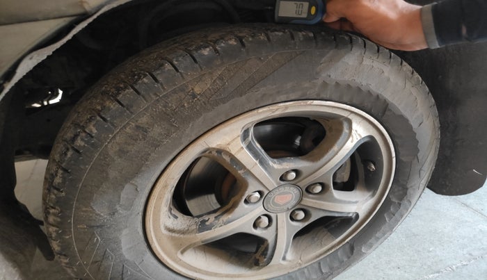 2011 Toyota Innova V 2.5 7 STR, Diesel, Manual, 3,17,681 km, tyre