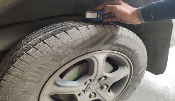 2011 Toyota Innova V 2.5 7 STR, Diesel, Manual, 3,17,681 km, tyre