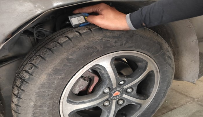 2011 Toyota Innova V 2.5 7 STR, Diesel, Manual, 3,17,681 km, tyre