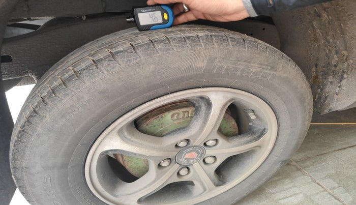 2011 Toyota Innova V 2.5 7 STR, Diesel, Manual, 3,17,681 km, tyre