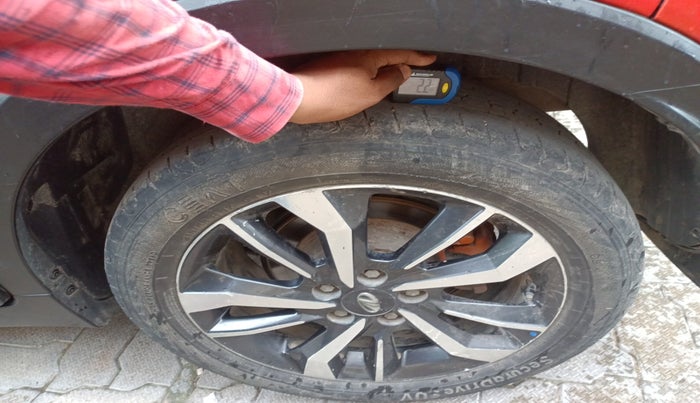 2019 Mahindra XUV300 W8 (O) 1.5 DIESEL, Diesel, Manual, 1,54,927 km, tyre