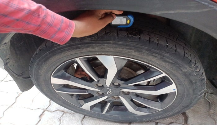 2019 Mahindra XUV300 W8 (O) 1.5 DIESEL, Diesel, Manual, 1,54,927 km, tyre