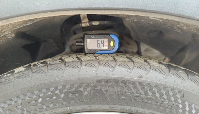 2024 Mahindra XUV 3XO MX2 Pro 1.2 L TCMPFI AT, Petrol, Automatic, 4,983 km, tyre