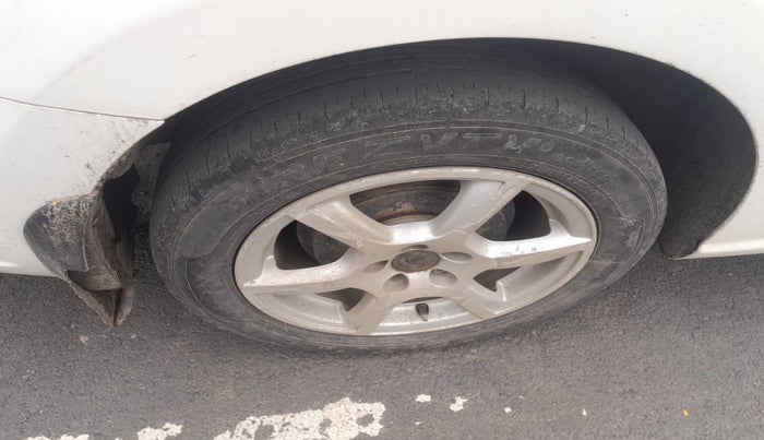 2013 Volkswagen Vento HIGHLINE 1.6 MPI, Petrol, Manual, 1,21,415 km, tyre