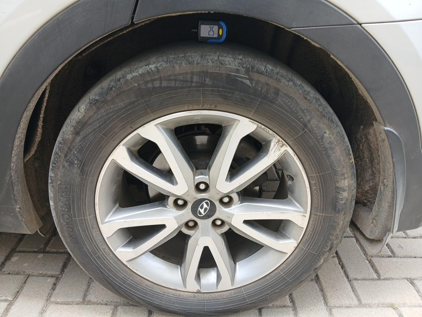 2016 Hyundai Santa Fe 4 WD AT, Diesel, Automatic, 1,08,822 km, tyre