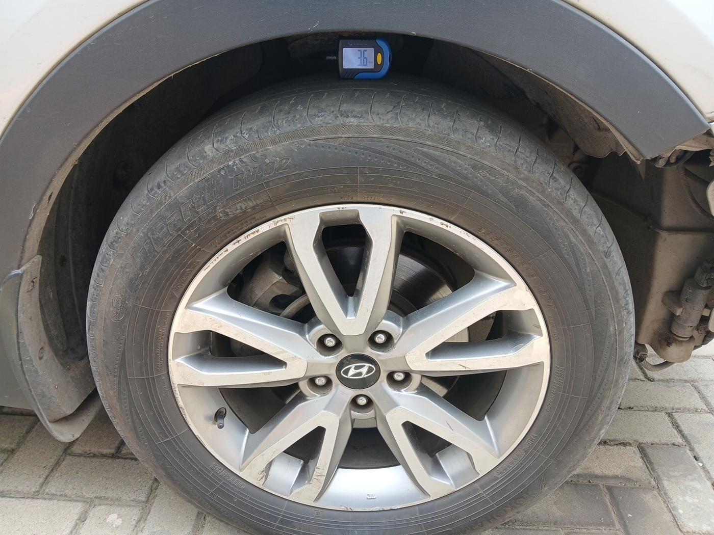 2016 Hyundai Santa Fe 4 WD AT, Diesel, Automatic, 1,08,822 km, tyre