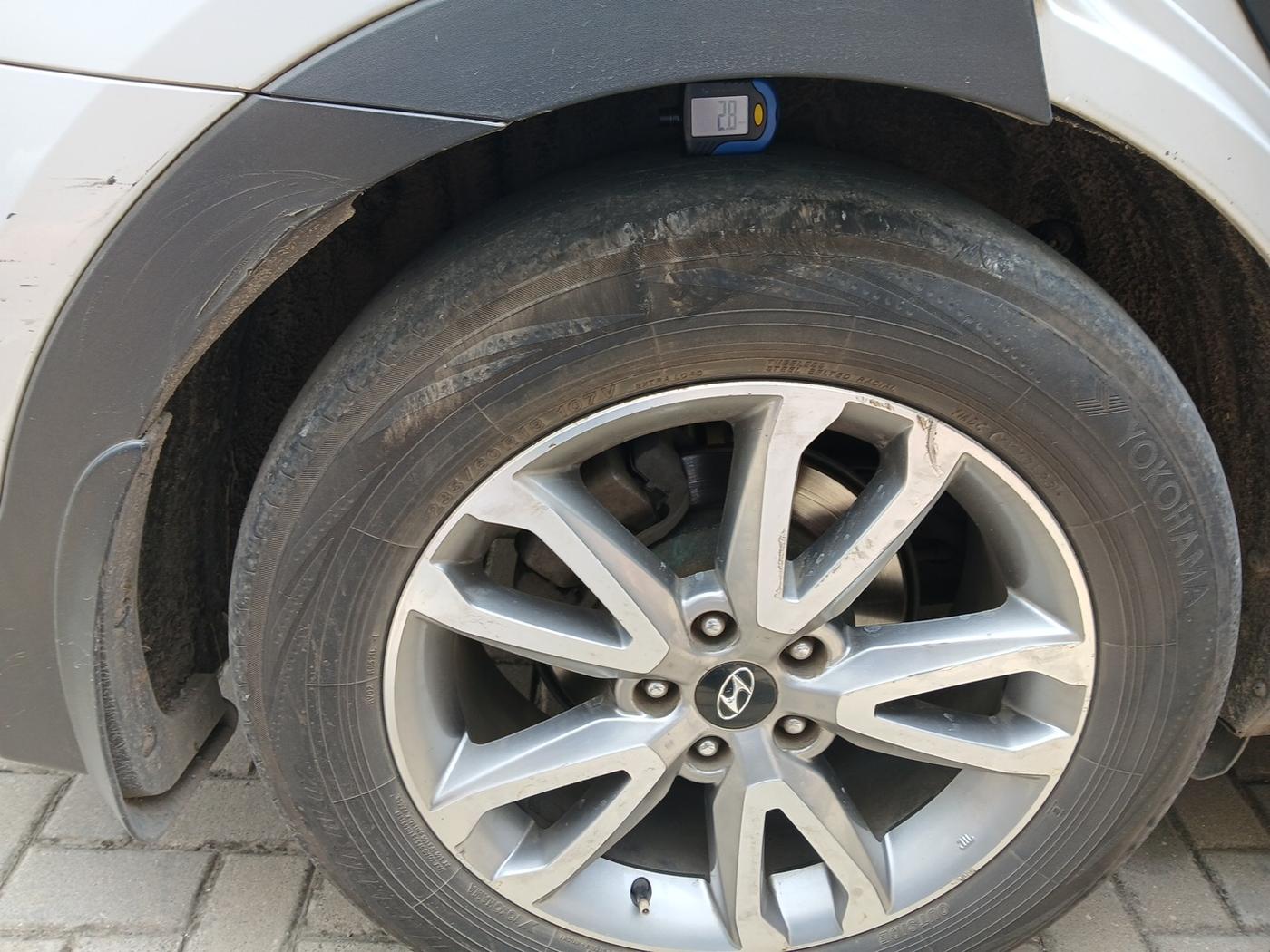 2016 Hyundai Santa Fe 4 WD AT, Diesel, Automatic, 1,08,822 km, tyre