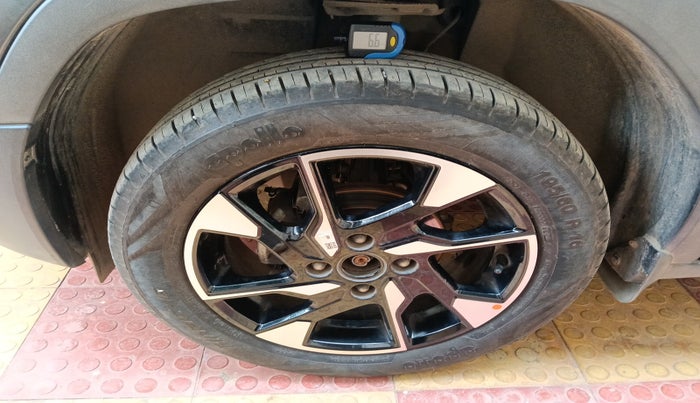 2024 Tata PUNCH Creative Flagship Dual Tone AMT, Petrol, Automatic, 10,858 km, tyre