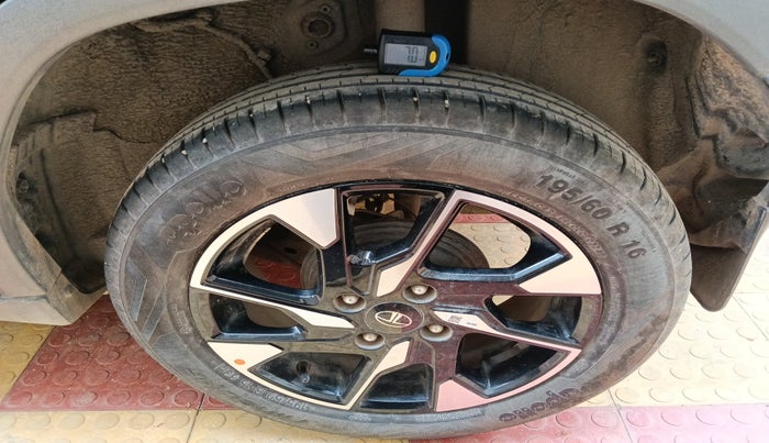 2024 Tata PUNCH Creative Flagship Dual Tone AMT, Petrol, Automatic, 10,858 km, tyre