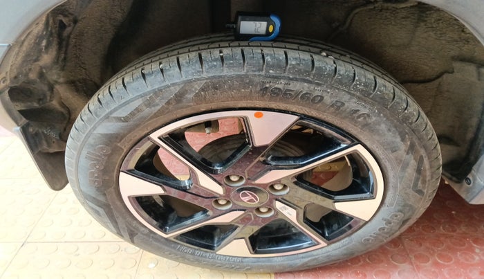 2024 Tata PUNCH Creative Flagship Dual Tone AMT, Petrol, Automatic, 10,858 km, tyre
