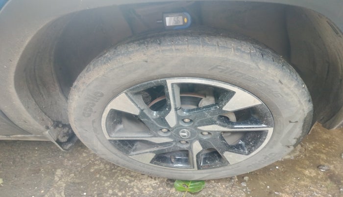2021 Tata PUNCH CREATIVE IRA 1.2 RTN DUAL TONE, Petrol, Manual, 14,869 km, tyre