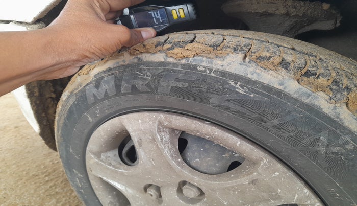 2011 Hyundai Accent EXECUTIVE, Petrol, Manual, 2,28,994 km, tyre