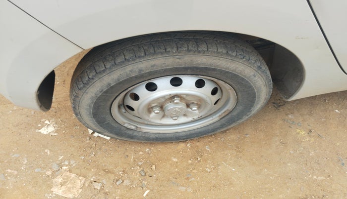 2013 Hyundai Eon ERA +, Petrol, Manual, 66,099 km, tyre