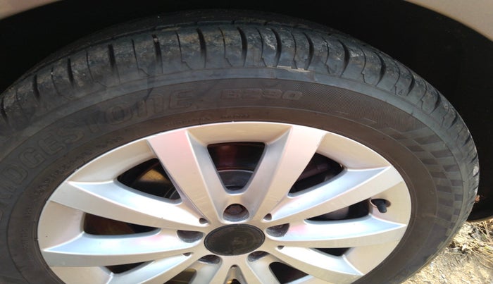 2013 Mercedes Benz B Class B180, Diesel, Automatic, 1,12,512 km, tyre