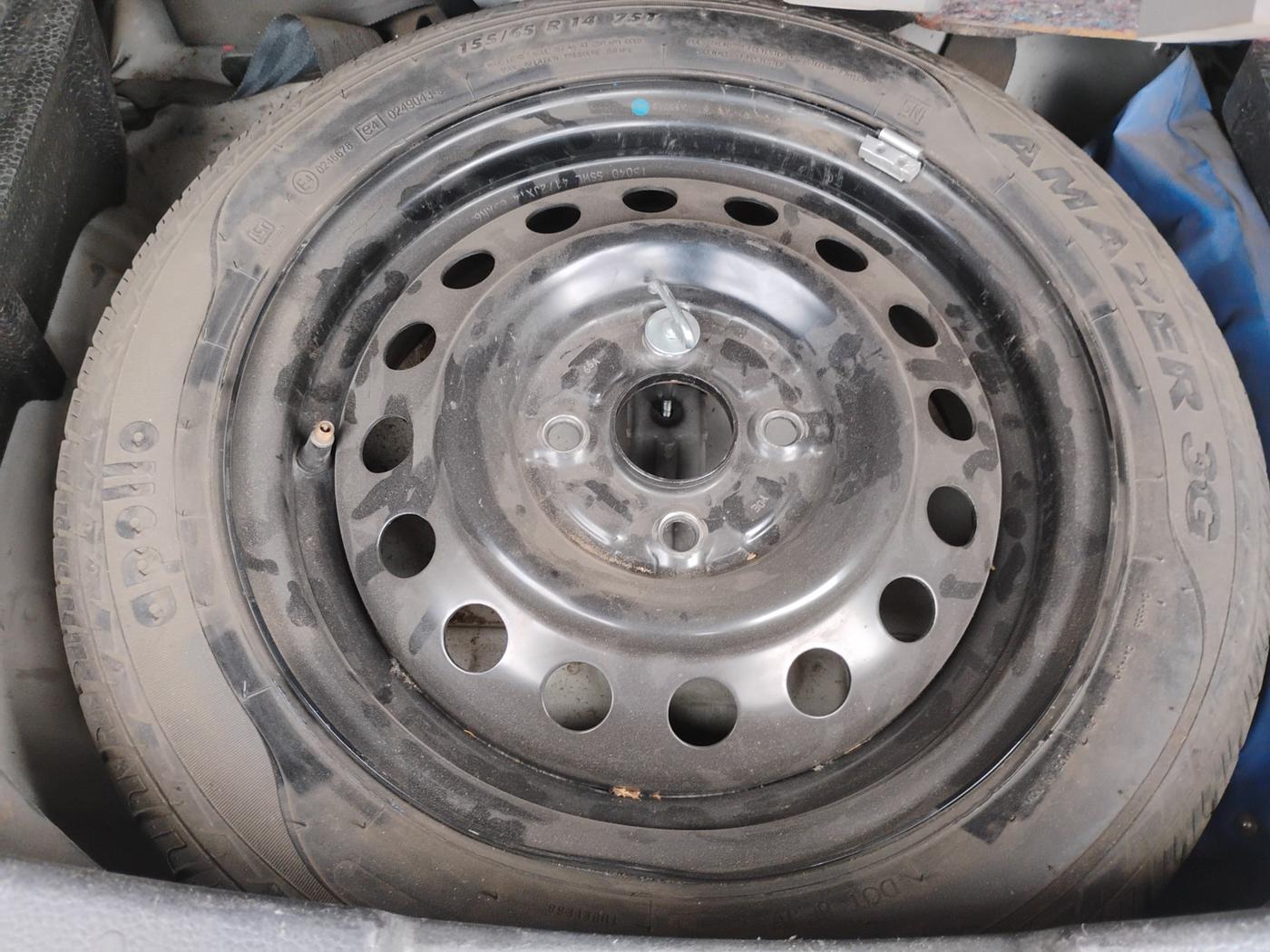 2015 Maruti Wagon R 1.0 VXI, Petrol, Manual, 2,00,366 km, tyre