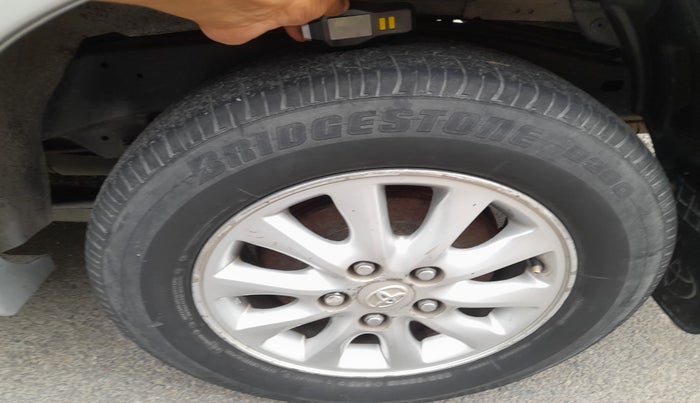 2014 Toyota Innova 2.5 VX 7 STR, Diesel, Manual, 2,30,118 km, tyre