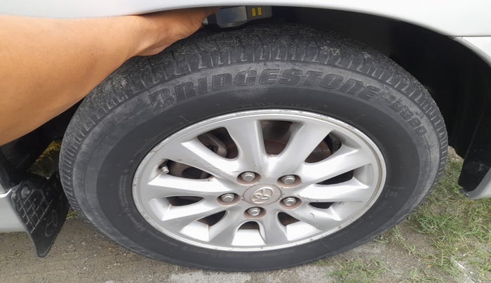 2014 Toyota Innova 2.5 VX 7 STR, Diesel, Manual, 2,30,118 km, tyre