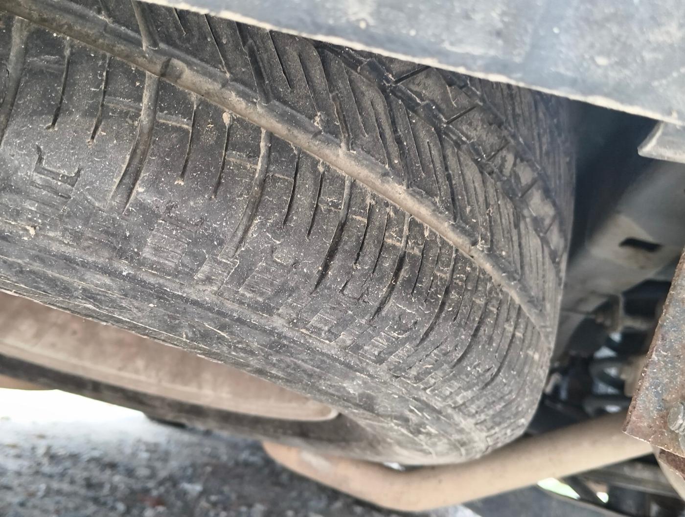 2013 Mahindra XUV500 W8, Diesel, Manual, 1,30,000 km, tyre
