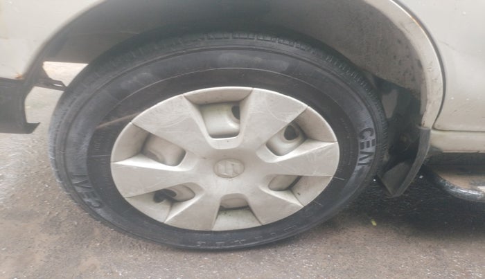 2015 Maruti Eeco 5 STR, Petrol, Manual, 27,479 km, tyre