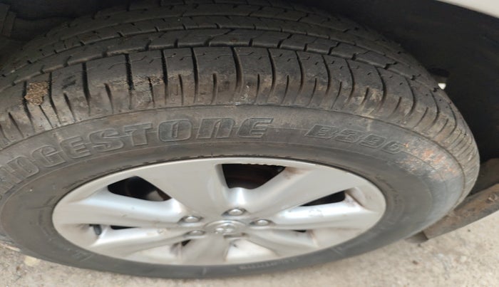2011 Toyota Corolla Altis G PETROL, Petrol, Manual, 1,07,900 km, tyre