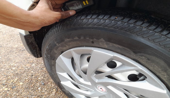 2014 Maruti Swift Dzire LXI, Petrol, Manual, 1,09,691 km, tyre