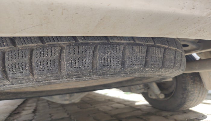 2015 Toyota Innova 2.5 GX 8 STR, Diesel, Manual, 2,79,694 km, tyre