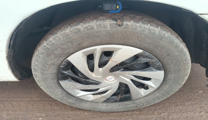 2015 Toyota Innova 2.5 GX 8 STR, Diesel, Manual, 88,960 km, tyre