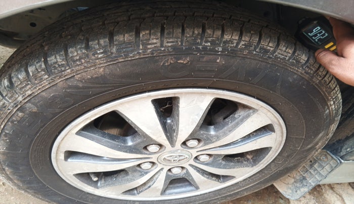 2015 Toyota Innova 2.5 VX 7 STR, Diesel, Manual, 1,04,960 km, tyre