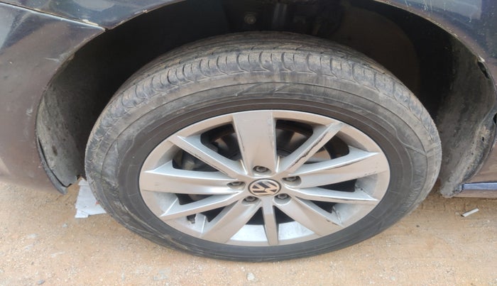 2014 Volkswagen Polo HIGHLINE1.5L, Diesel, Manual, 1,06,000 km, tyre