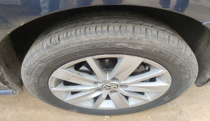 2014 Volkswagen Polo HIGHLINE1.5L, Diesel, Manual, 1,06,000 km, tyre