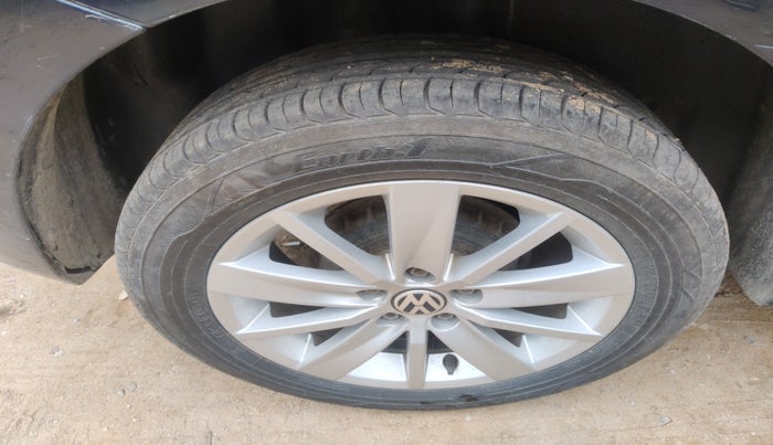 2014 Volkswagen Polo HIGHLINE1.5L, Diesel, Manual, 1,06,000 km, tyre