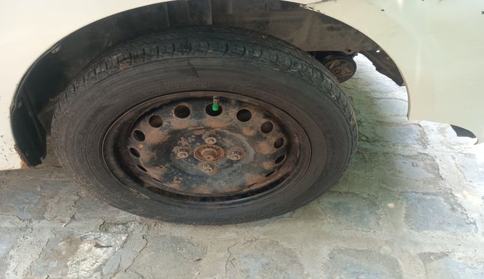 2013 Toyota Etios G, Petrol, Manual, 1,42,435 km, tyre
