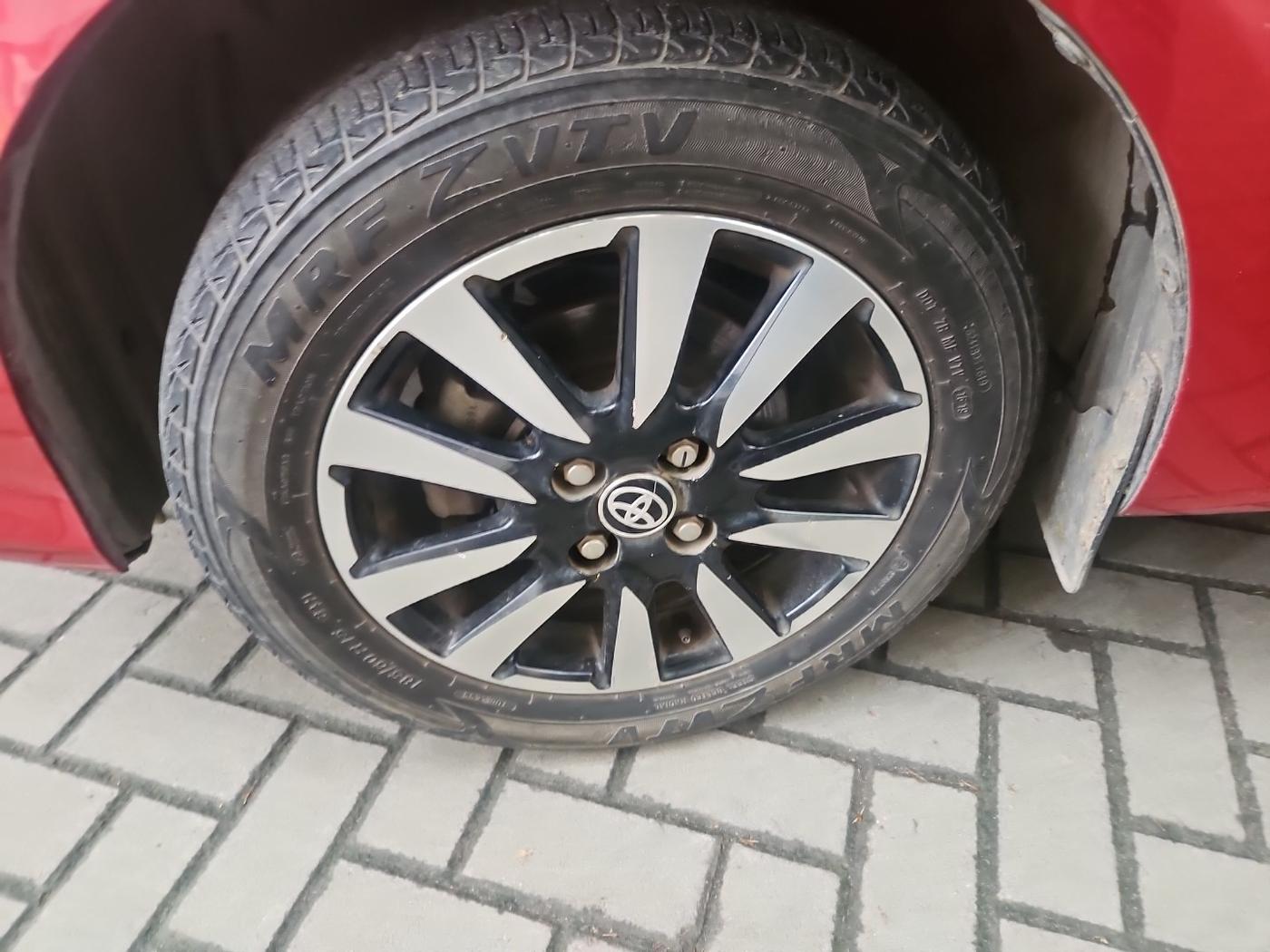 2019 Toyota Etios Liva VX DUAL TONE, Petrol, Manual, 41,884 km, tyre
