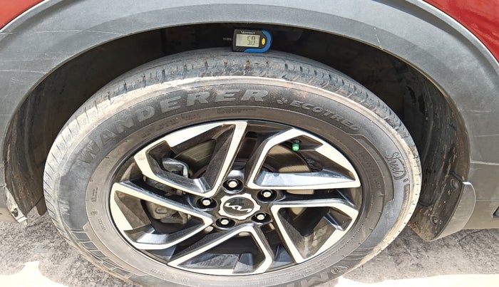 2022 KIA CARENS PRESTIGE PLUS 1.4 PETROL 7 STR, Petrol, Manual, 28,923 km, tyre