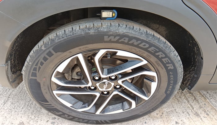 2022 KIA CARENS PRESTIGE PLUS 1.4 PETROL 7 STR, Petrol, Manual, 28,923 km, tyre
