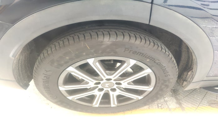 2021 Mahindra XUV700 AX 7 LUXURY P AT 7 STR, Petrol, Automatic, 29,044 km, tyre