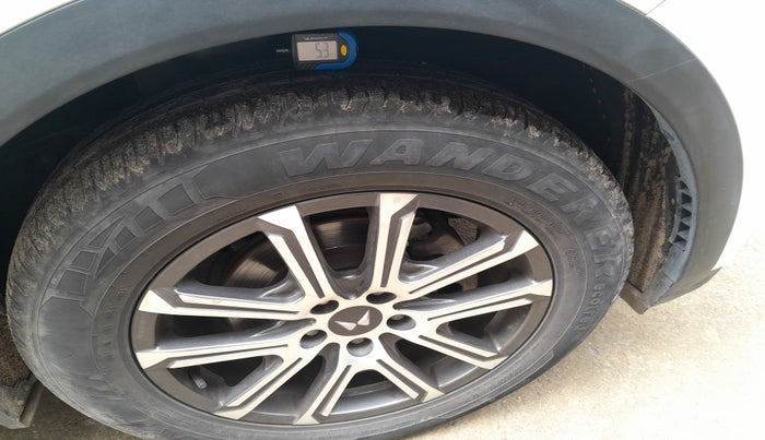 2023 Mahindra XUV700 AX 7 LUXURY D AT 7 STR, Diesel, Automatic, 35,230 km, tyre