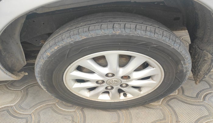 2011 Toyota Innova 2.5 G4 7 STR, Diesel, Manual, 2,36,920 km, tyre