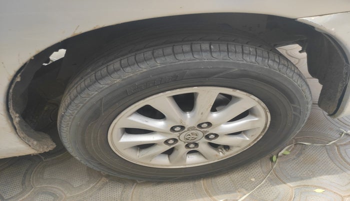 2011 Toyota Innova 2.5 G4 7 STR, Diesel, Manual, 2,36,920 km, tyre