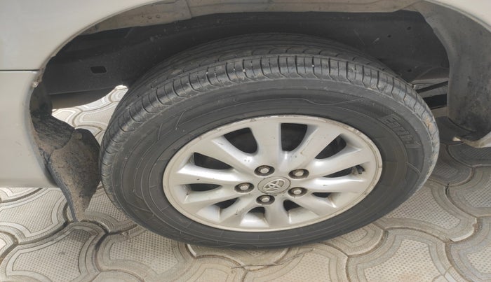 2011 Toyota Innova 2.5 G4 7 STR, Diesel, Manual, 2,36,920 km, tyre