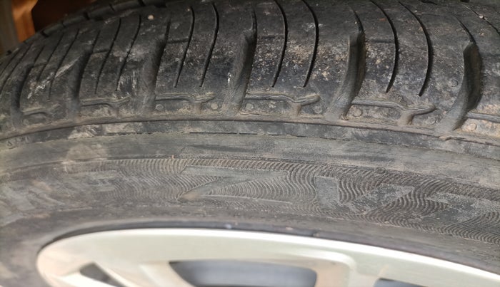 2016 Mahindra Kuv100 K4 6 STR, Petrol, Manual, 61,985 km, tyre