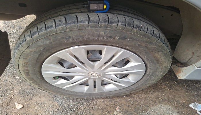 2014 Toyota Innova 2.5 GX 8 STR, Diesel, Manual, 1,11,458 km, tyre