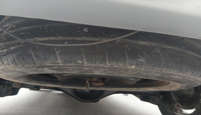 2015 Toyota Innova 2.5 G 7 STR, Diesel, Manual, 1,71,559 km, tyre