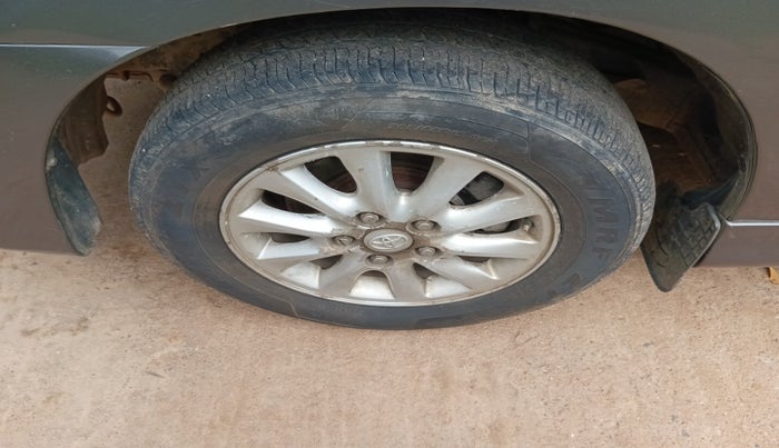 2013 Toyota Innova 2.5 VX 8 STR, Diesel, Manual, 1,13,904 km, tyre