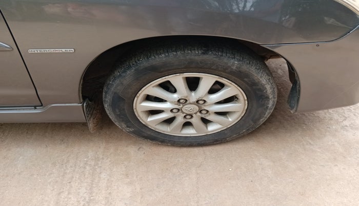 2013 Toyota Innova 2.5 VX 8 STR, Diesel, Manual, 1,13,904 km, tyre