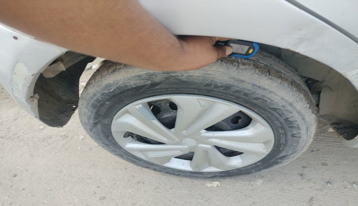 2011 Toyota Etios Liva V, Petrol, Manual, 85,340 km, tyre