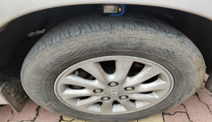 2013 Toyota Innova 2.5 VX 7 STR, Diesel, Manual, 1,33,562 km, tyre